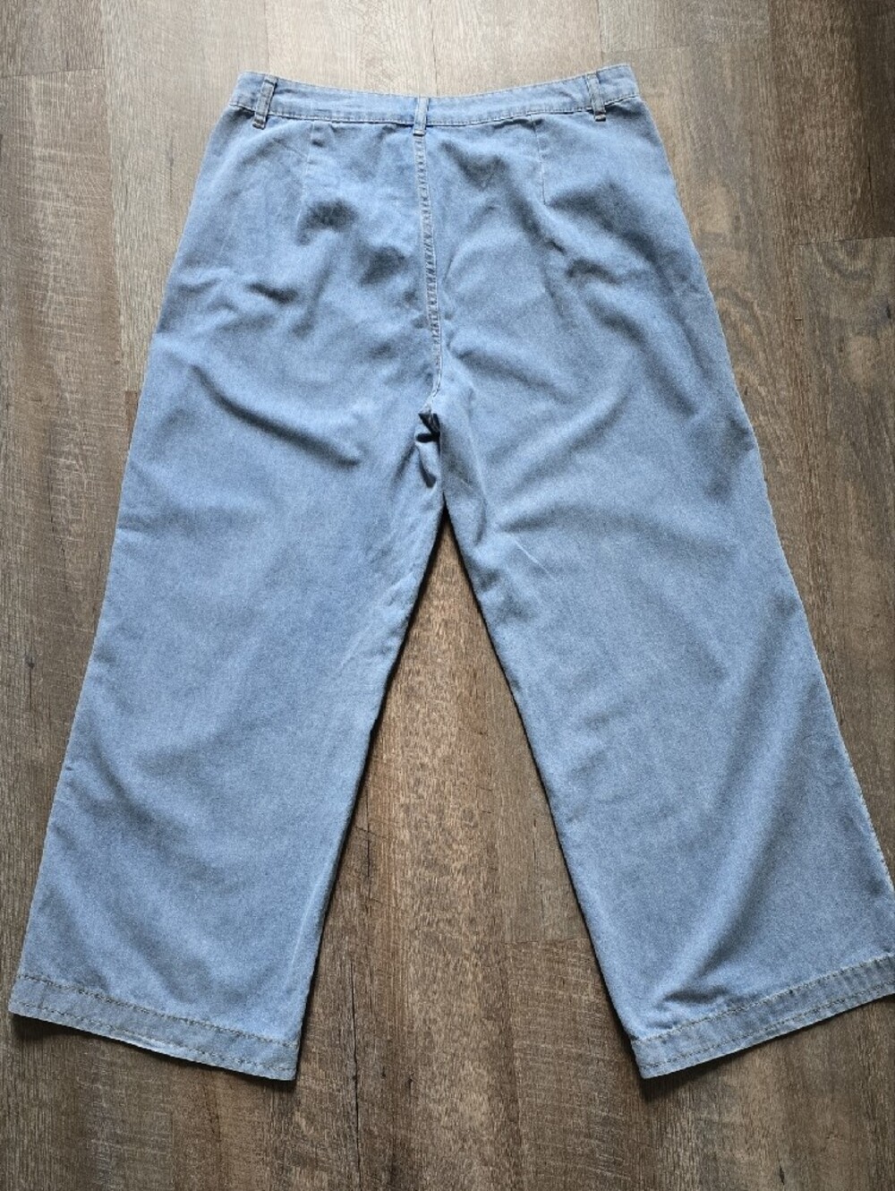 Women's Pleated Front Pocket Wide Leg Jeans - Picture 5 of 8